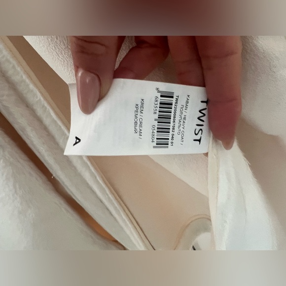 High quality faux fur female coat. Looks gorgeous, good fit, warm - Picture 6 of 9